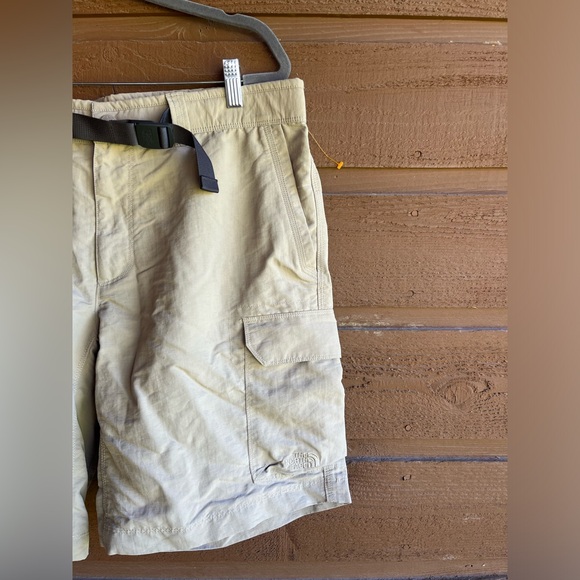 The North Face men’s 5 mesh lined pockets cargo shorts. Waist size 36. EUC - Picture 3 of 16